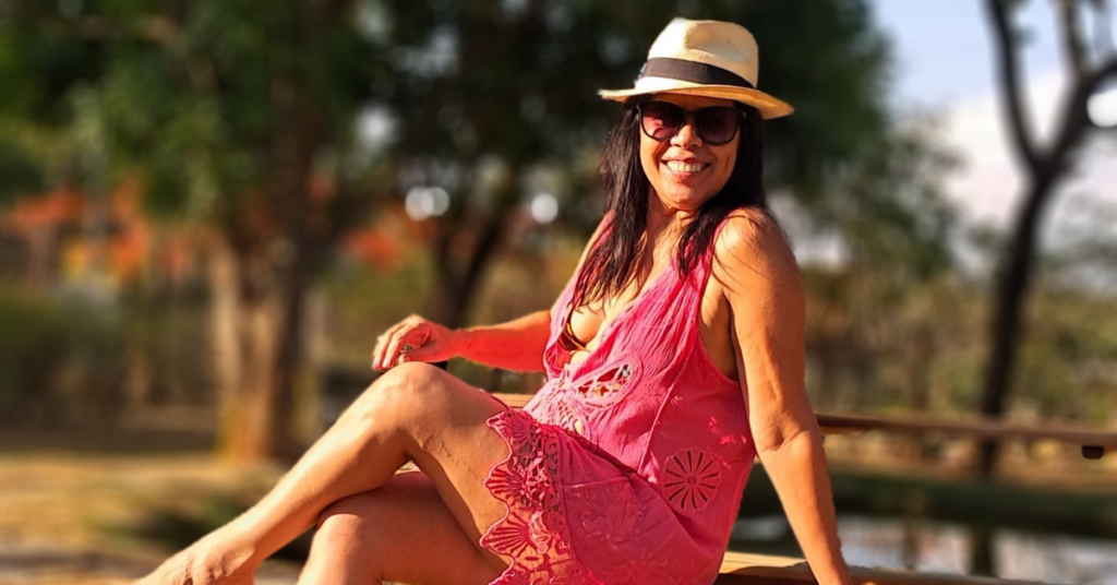 mulher madura confiante, mulher 50 anos sorriso natural