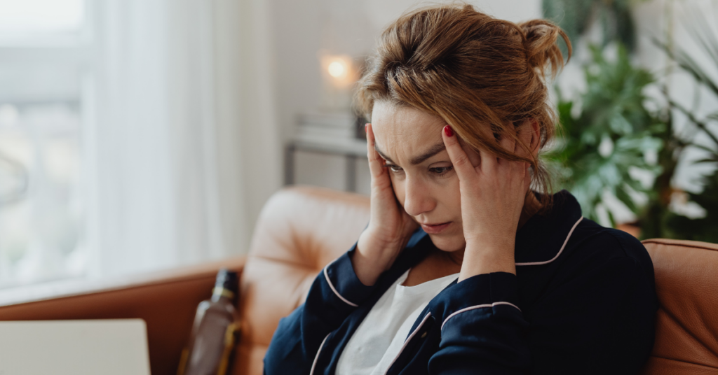 Mulher refletindo sobre os sintomas da menopausa